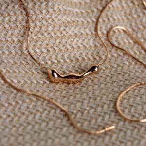 Collar LUMI Dorado Fluido