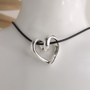 Dije Orbe Corazón Escultórico con caucho